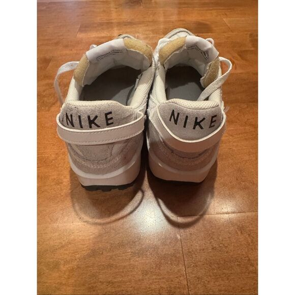 Woman’s Nike waffle debut sneakers size 9 - Picture 3 of 5